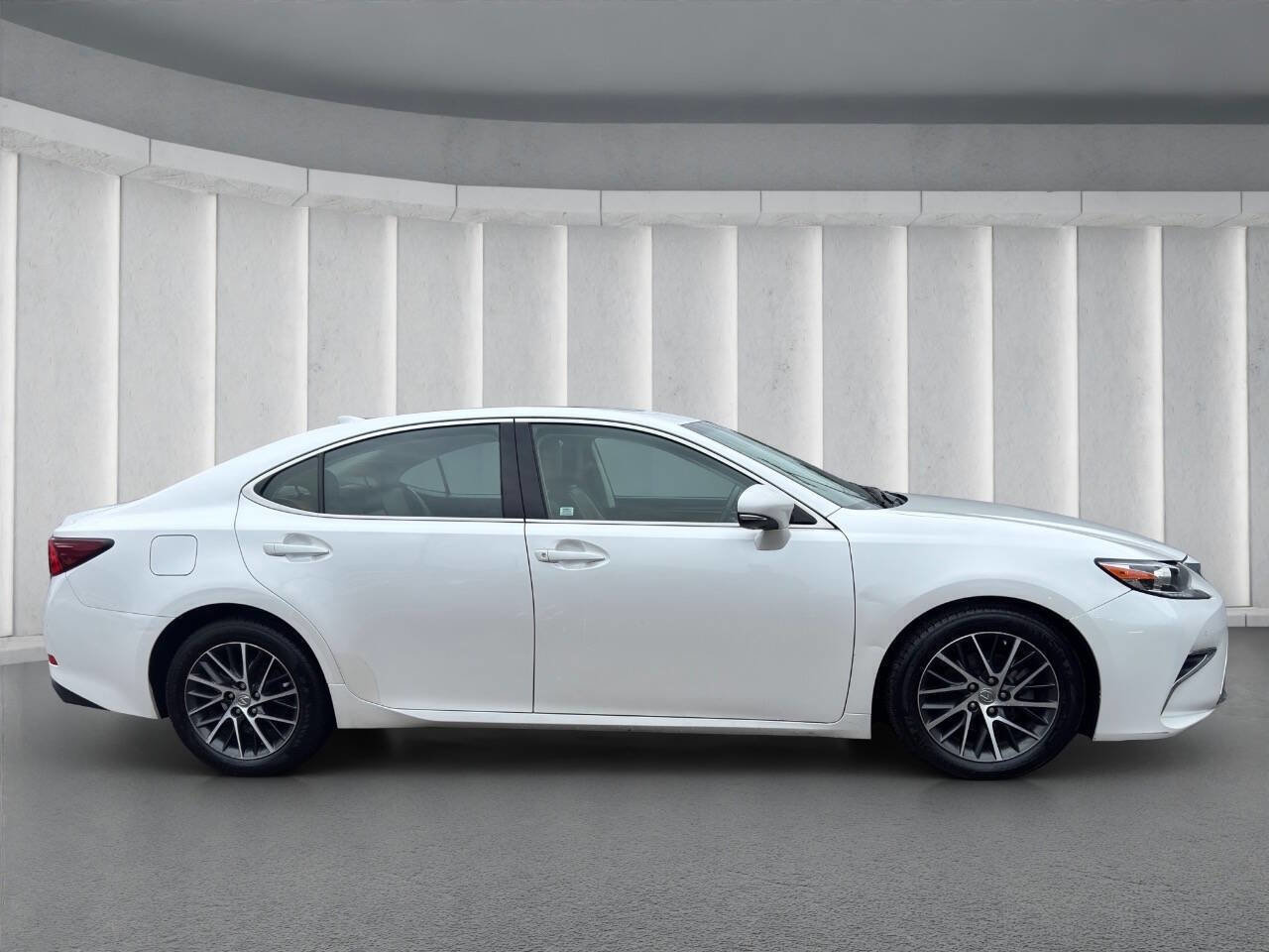 Used 2017 Lexus ES 350 w/ Luxury Package FWD image 6