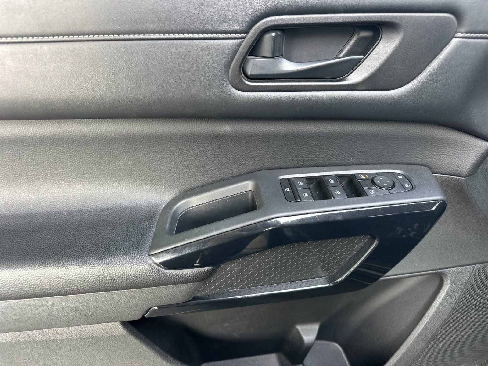 Used 2024 Nissan Pathfinder SV image 10