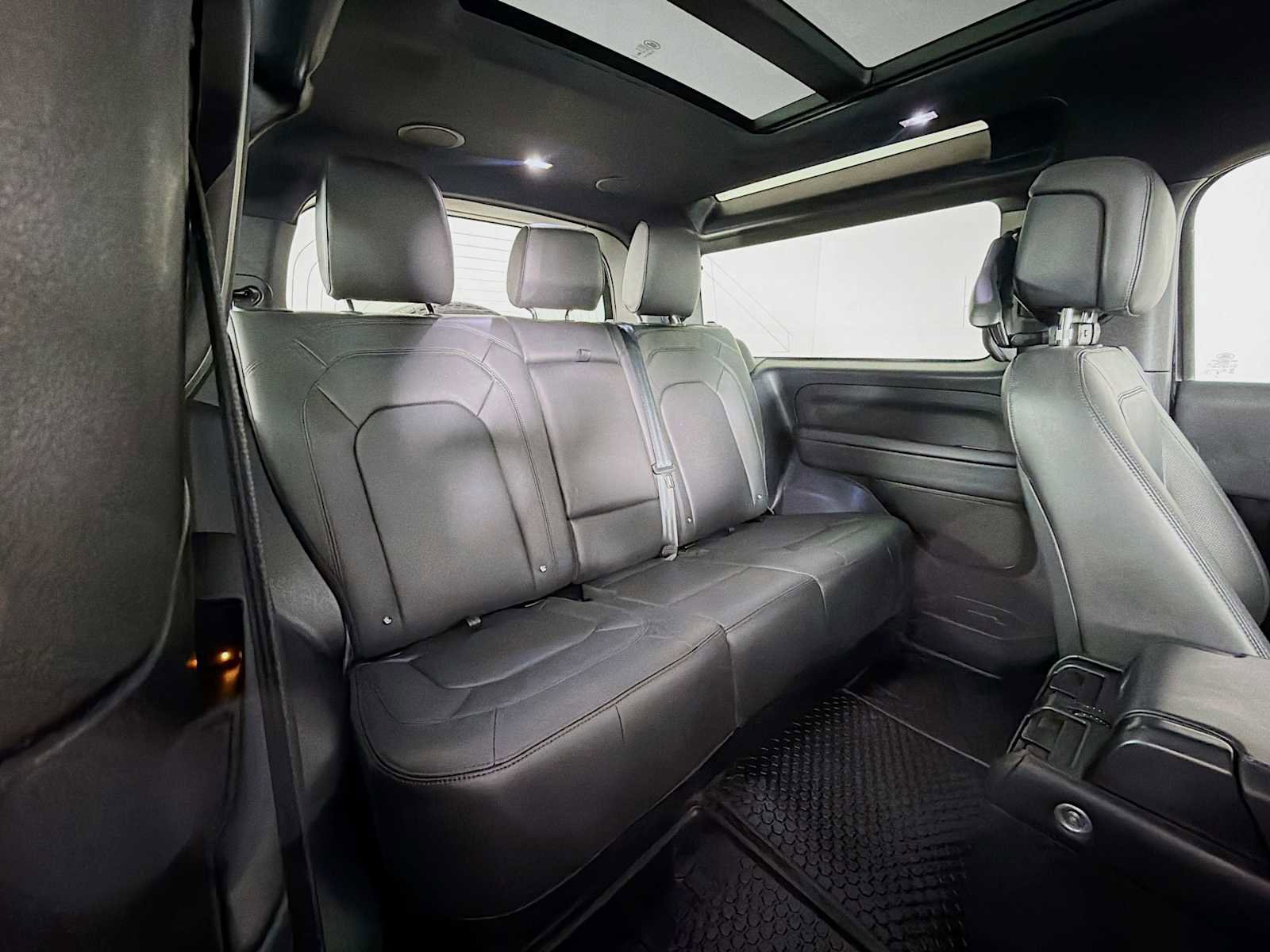 Used 2025 Land Rover Defender 90 X-Dynamic SE image 26