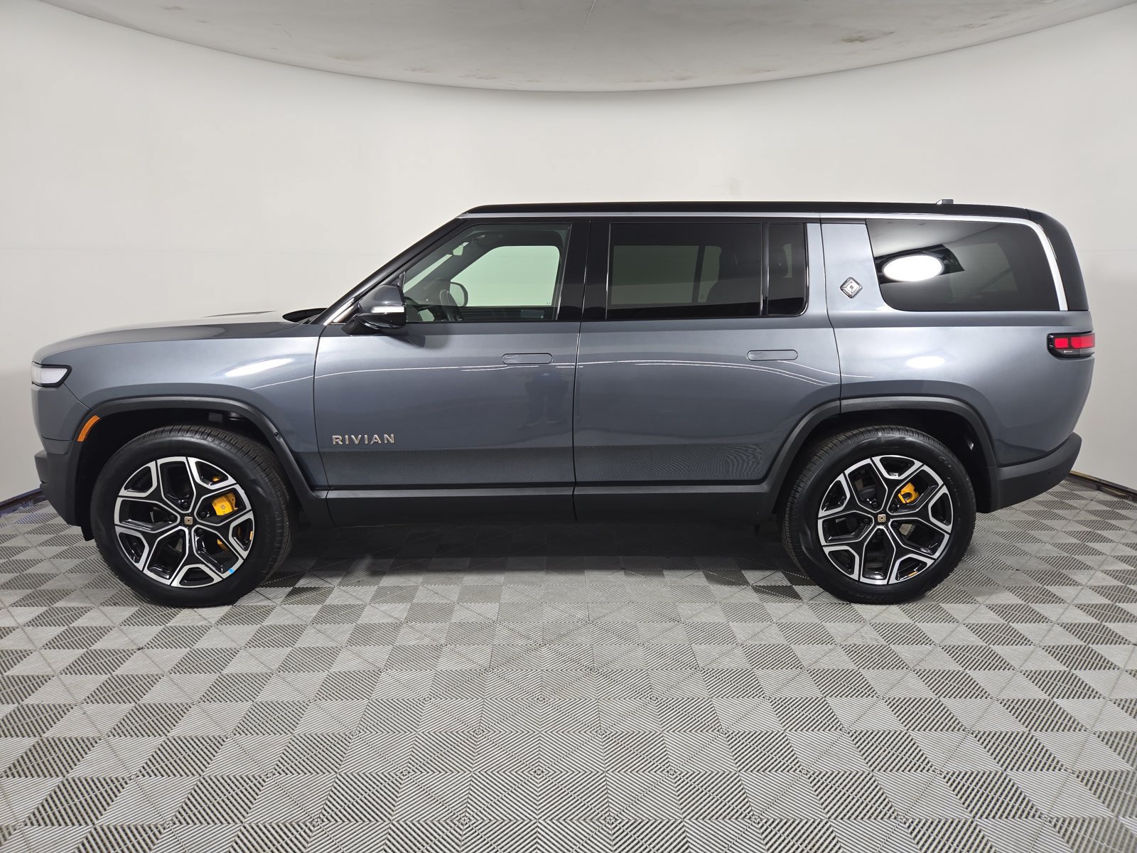 Used 2022 Rivian R1S Launch Edition Quad AWD/4WD image 2