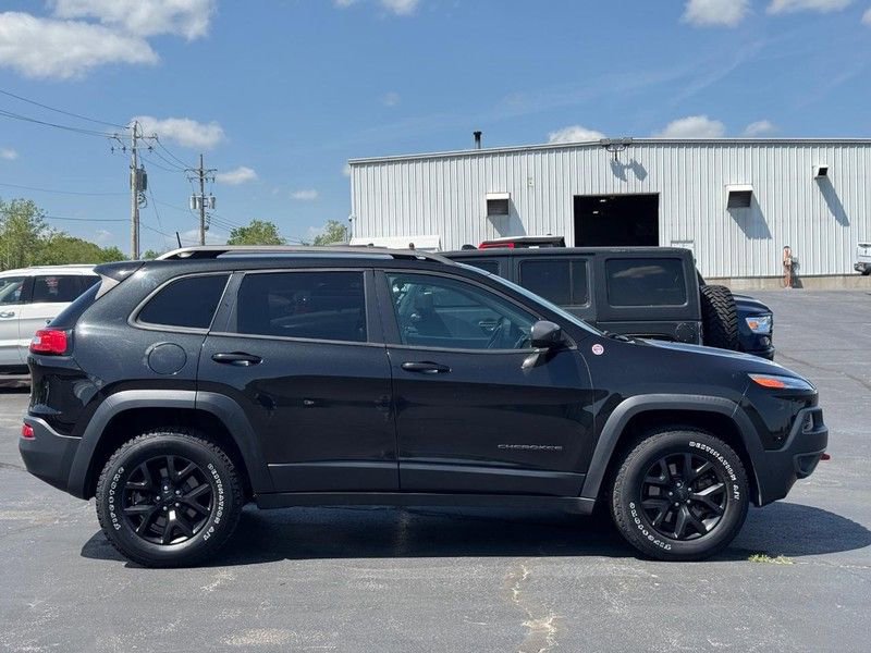Used 2016 Jeep Cherokee Trailhawk w/ Cold Weather Group AWD/4WD image 2