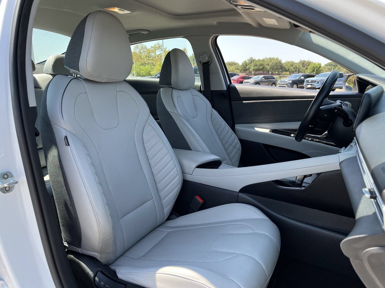 Used 2021 Hyundai Elantra Limited FWD image 25