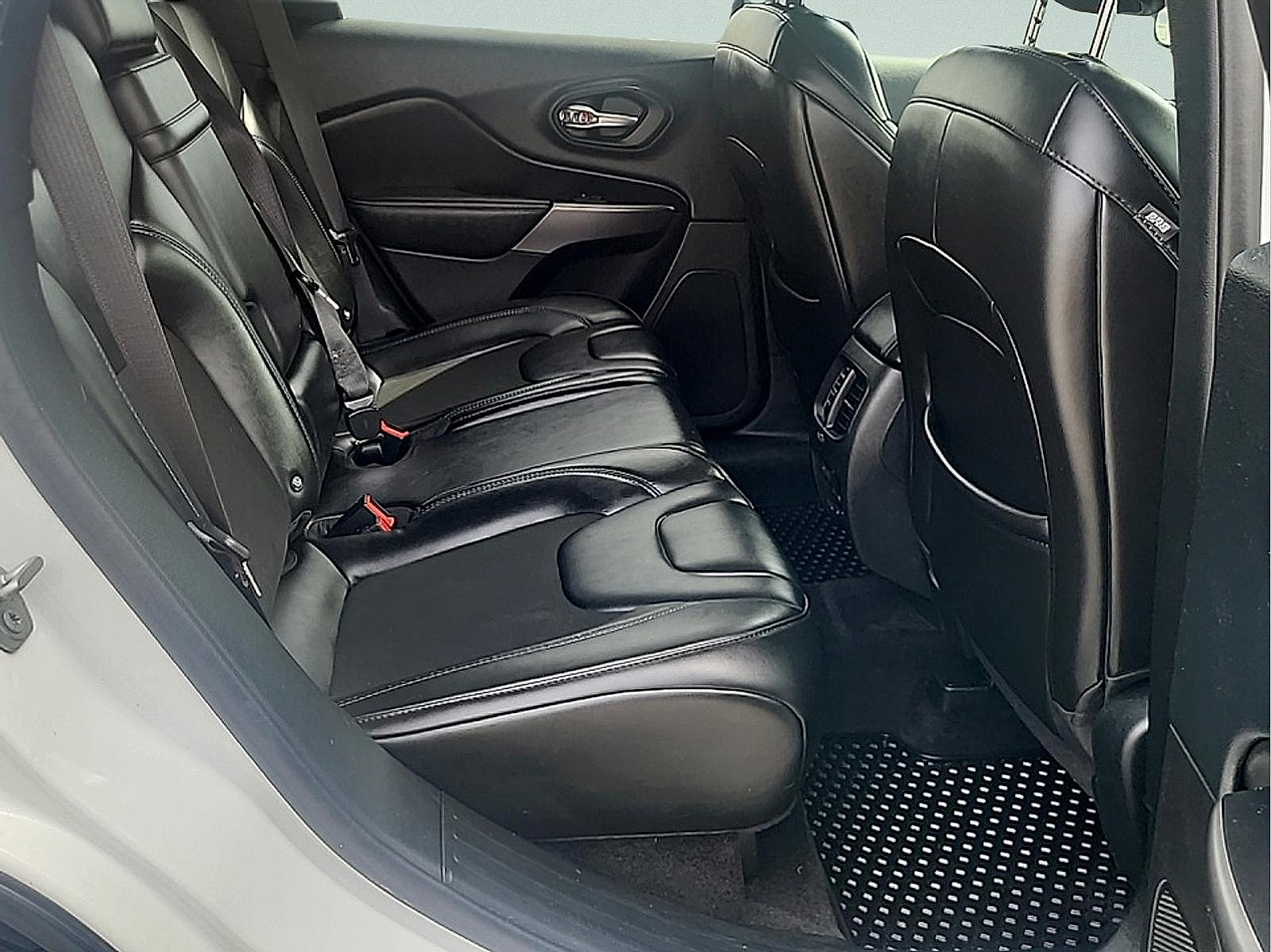 Used 2019 Jeep Cherokee Latitude Plus w/ Comfort/Convenience Group AWD/4WD image 11