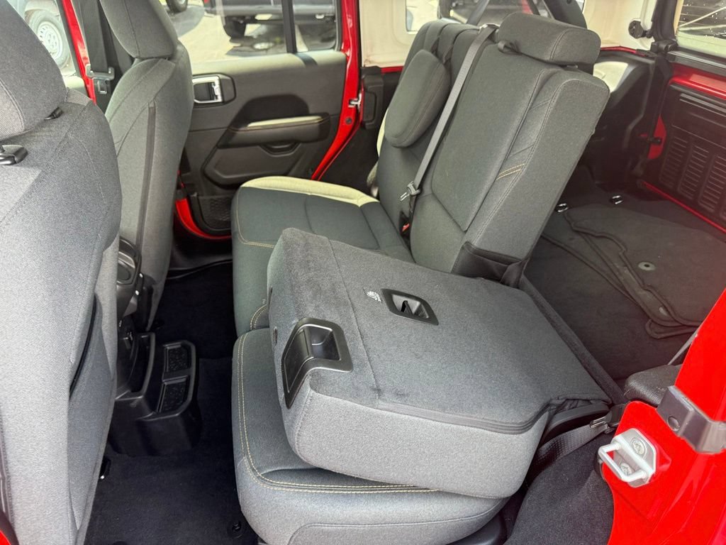 Used 2025 Jeep Wrangler Unlimited Sahara w/ Safety Group AWD/4WD image 40
