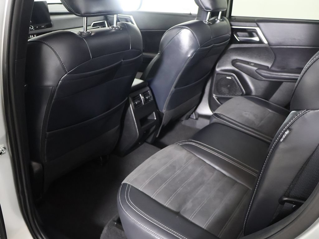 Used 2025 Mitsubishi Outlander SE FWD image 29