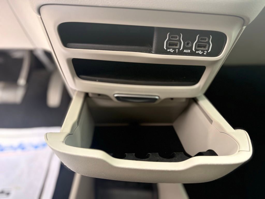 Used 2023 Chrysler Pacifica Touring-L image 23