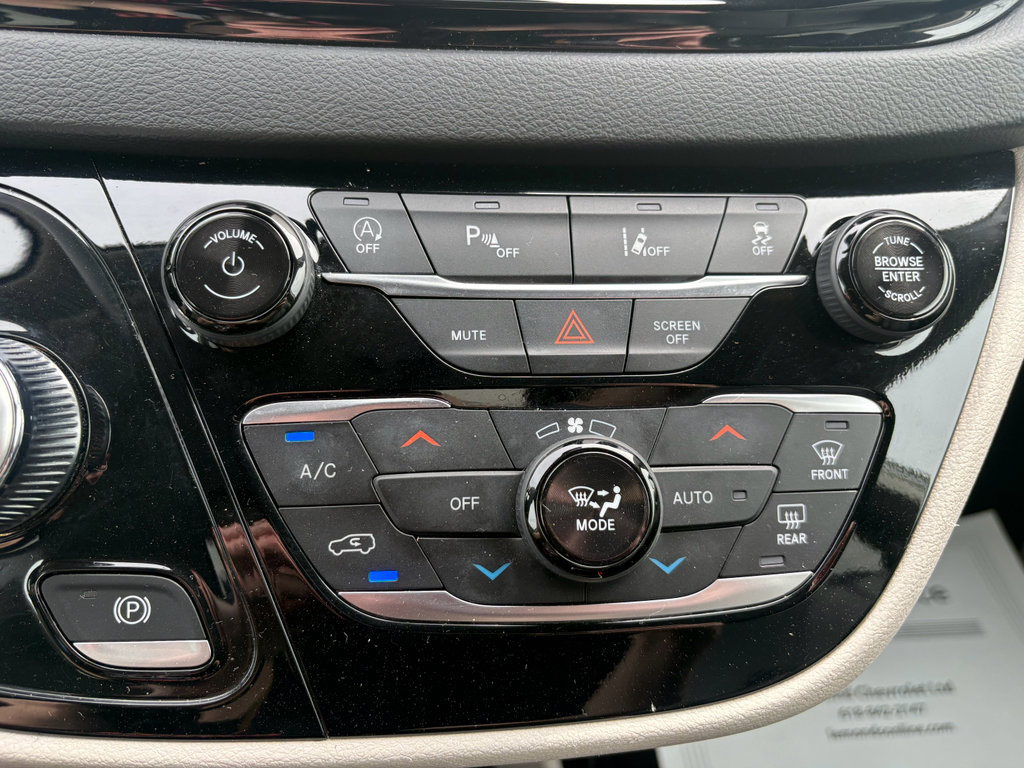 Used 2024 Chrysler Pacifica Touring-L image 13