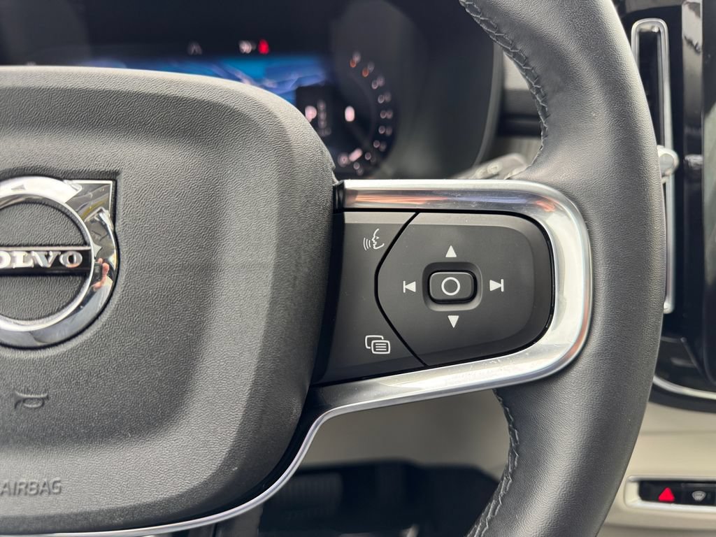 Used 2025 Volvo XC40 B5 Plus AWD/4WD image 18
