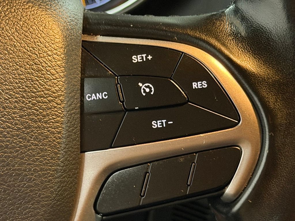 Used 2020 Jeep Grand Cherokee Laredo AWD/4WD image 32