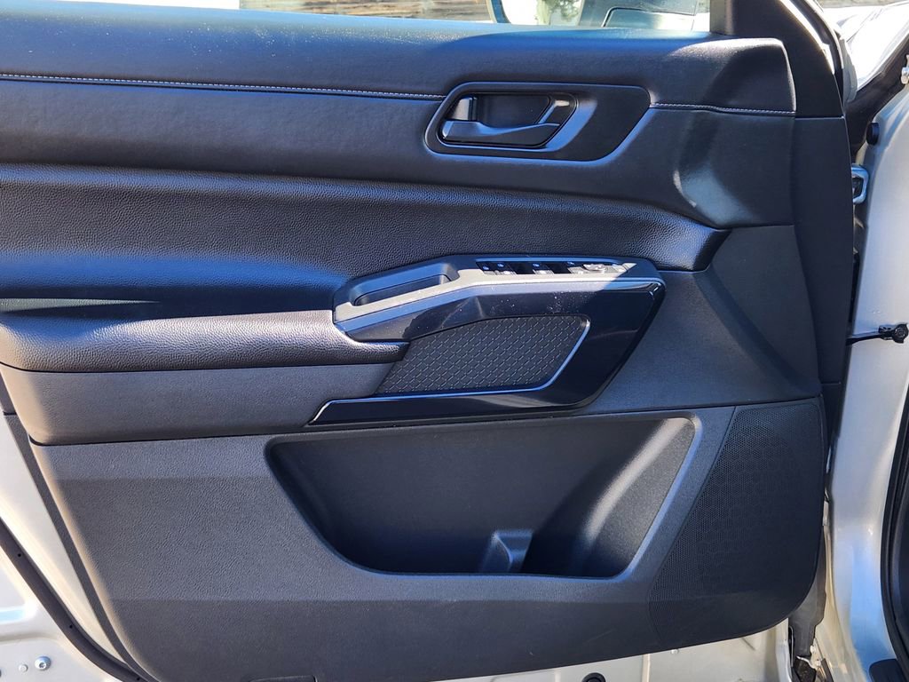 Used 2025 Nissan Pathfinder SV image 8