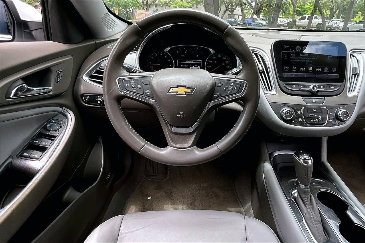 Used 2018 Chevrolet Malibu LT w/ Leather Package FWD image 8