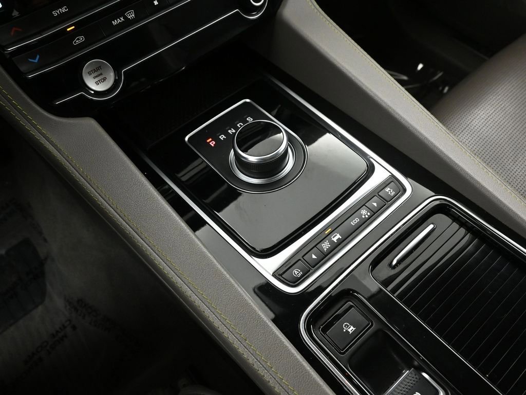 Used 2020 Jaguar F-PACE R-Sport image 35