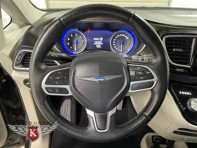 Used 2017 Chrysler Pacifica Touring-L Plus w/ Uconnect Theatre Group FWD image 15