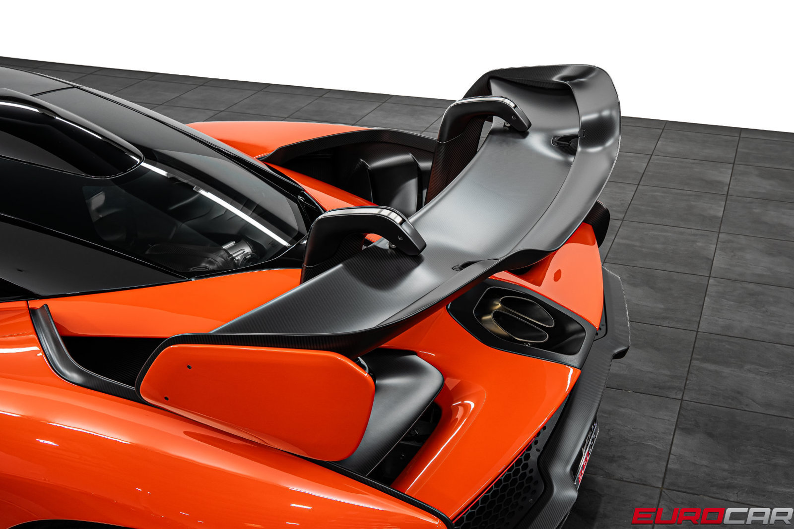 Used 2019 McLaren Senna RWD image 33