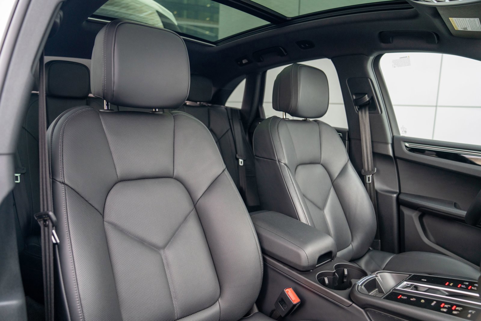 Certified 2025 Porsche Macan image 26