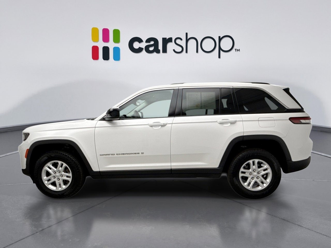 Used 2023 Jeep Grand Cherokee Laredo AWD/4WD image 2