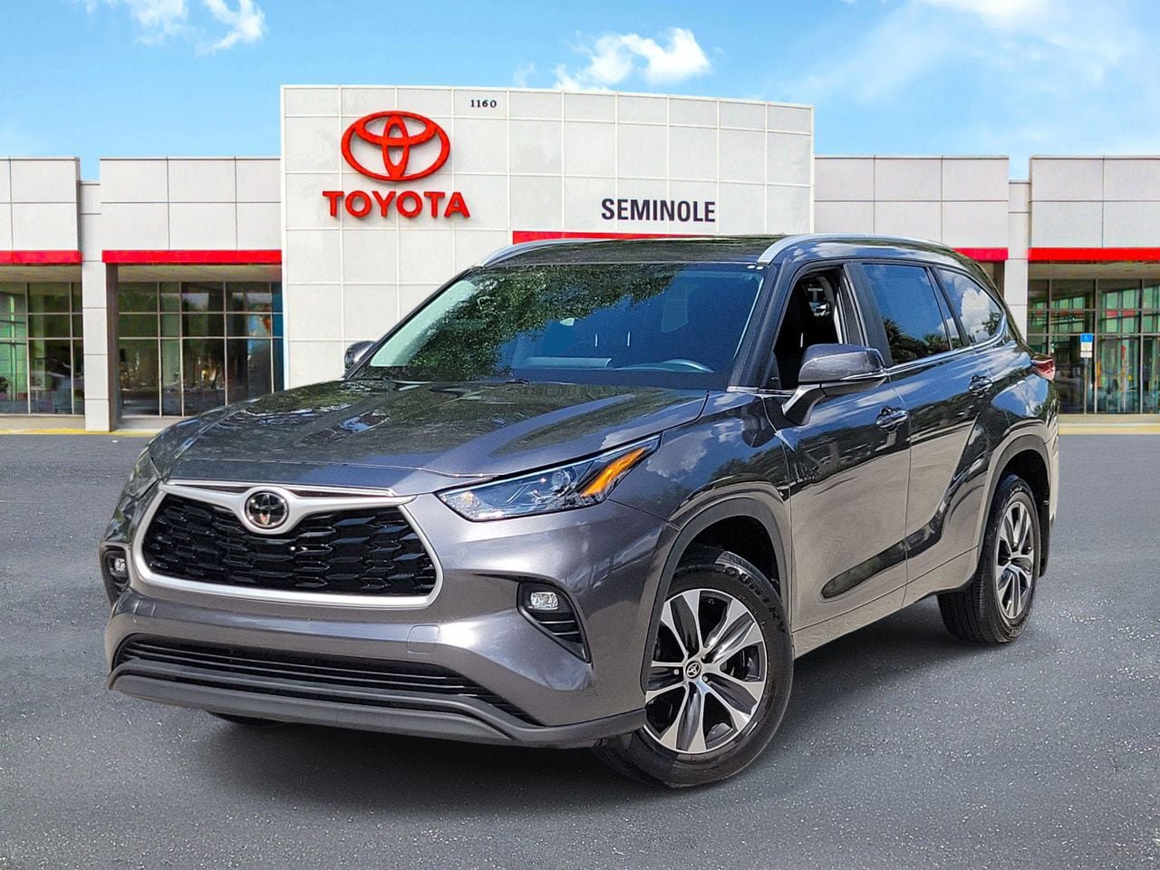 Used 2023 Toyota Highlander XLE FWD image 1