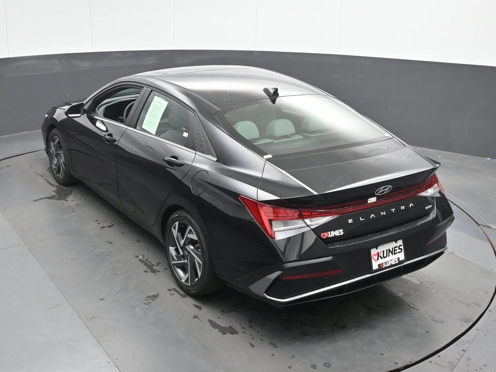 Certified 2026 Hyundai Elantra Limited w/ Cargo Package FWD image 39