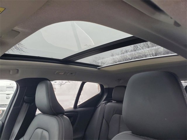 Used 2025 Volvo XC40 B5 Core image 13