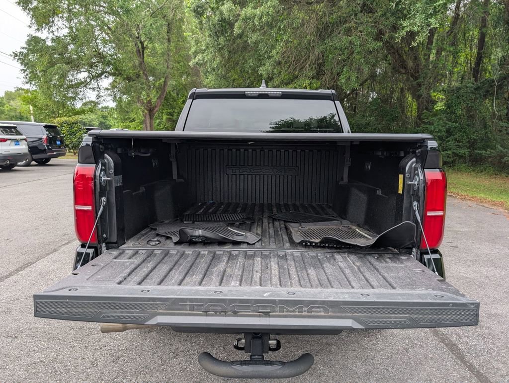 Used 2025 Toyota Tacoma SR5 AWD/4WD image 32