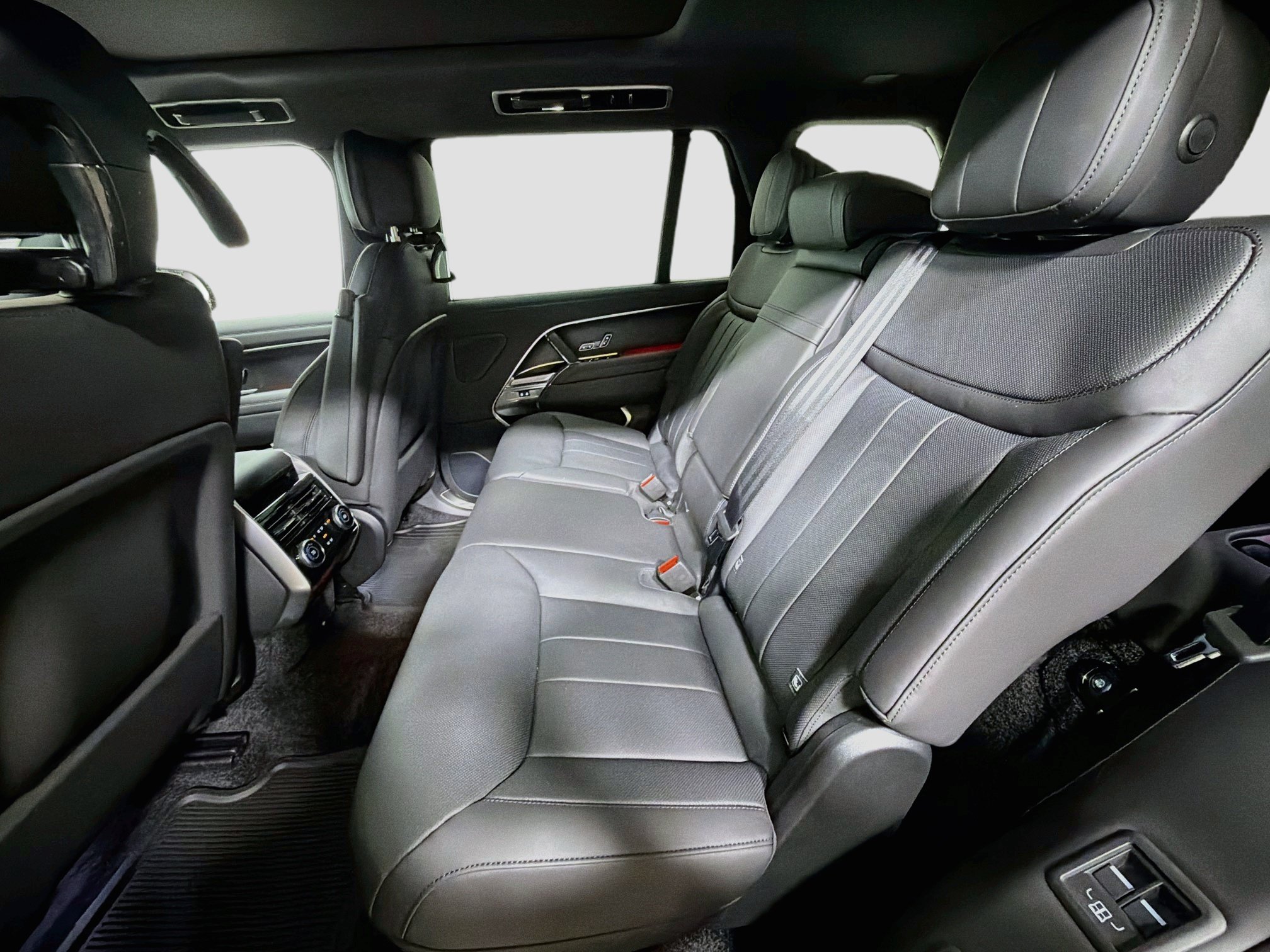 New 2027 Land Rover Range Rover Long Wheelbase SE AWD/4WD image 23