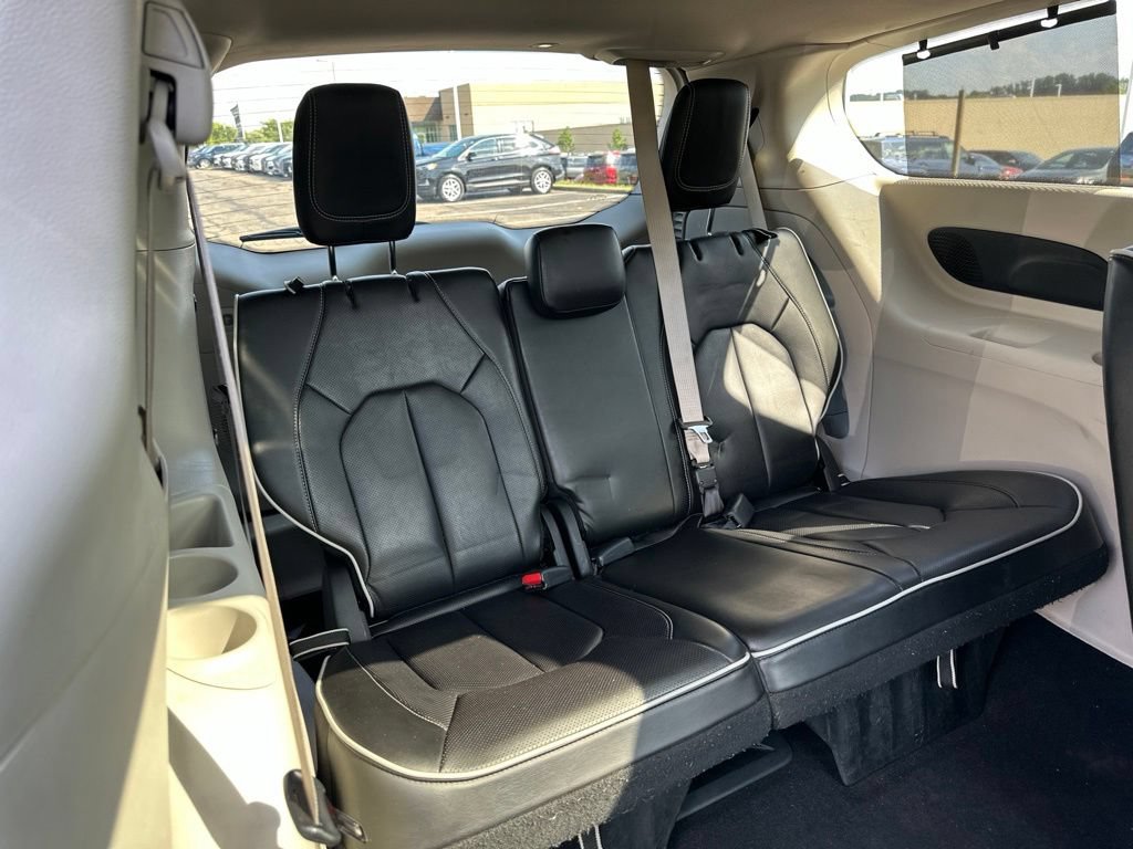 Used 2023 Chrysler Pacifica Limited FWD image 34