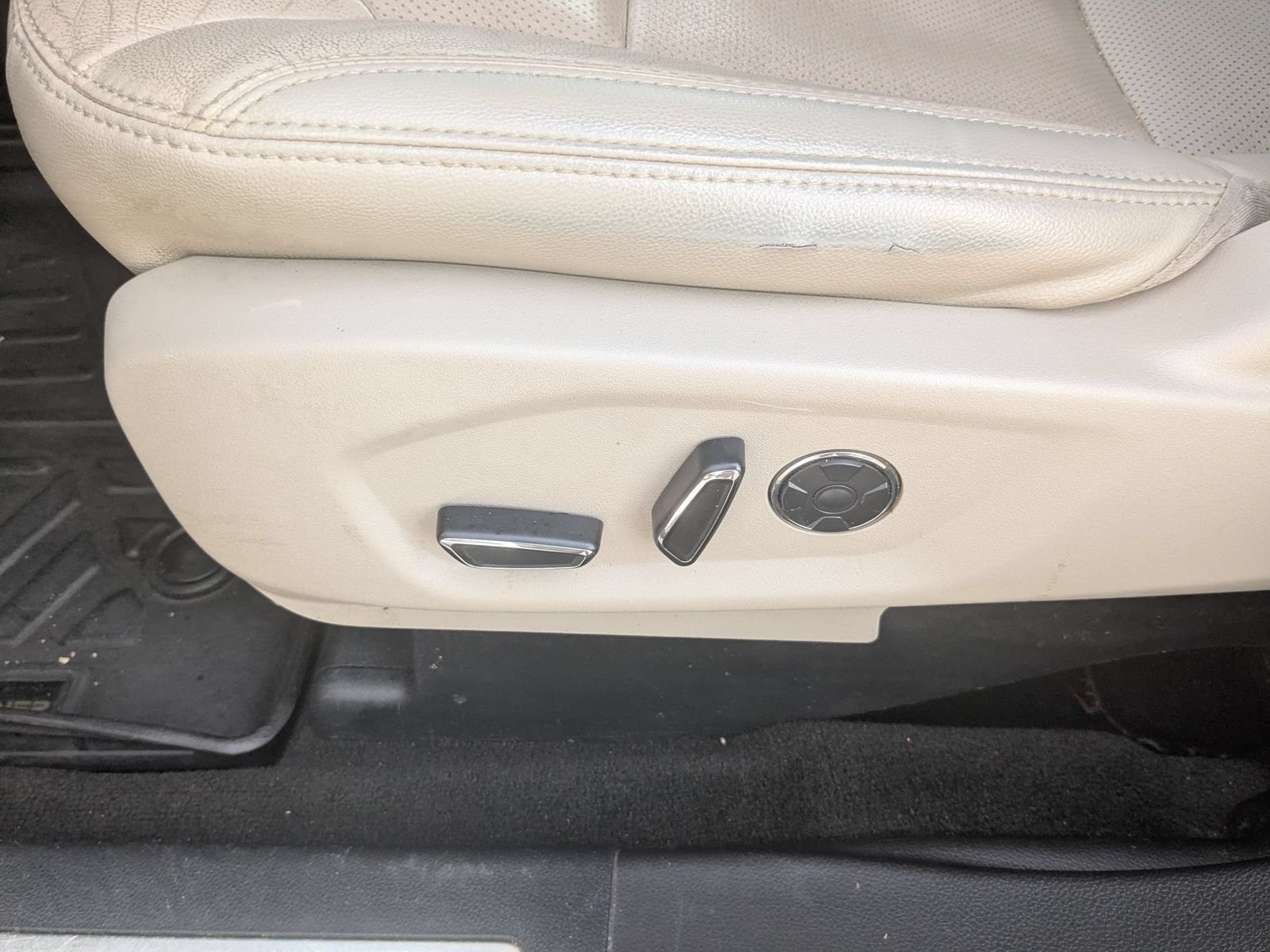 Used 2018 Ford Explorer Limited w/ Equipment Group 301A FWD image 14