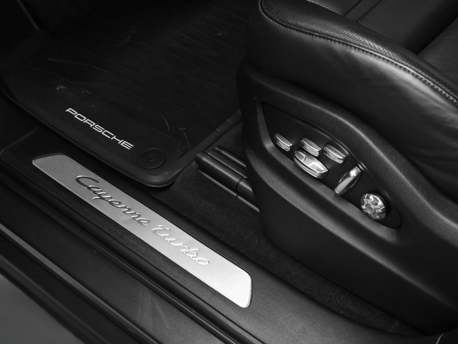 Used 2021 Porsche Cayenne Turbo image 34