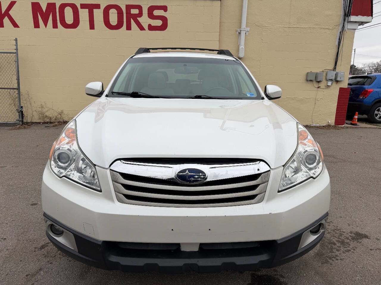 Used 2010 Subaru Outback 2.5i Premium AWD/4WD image 2
