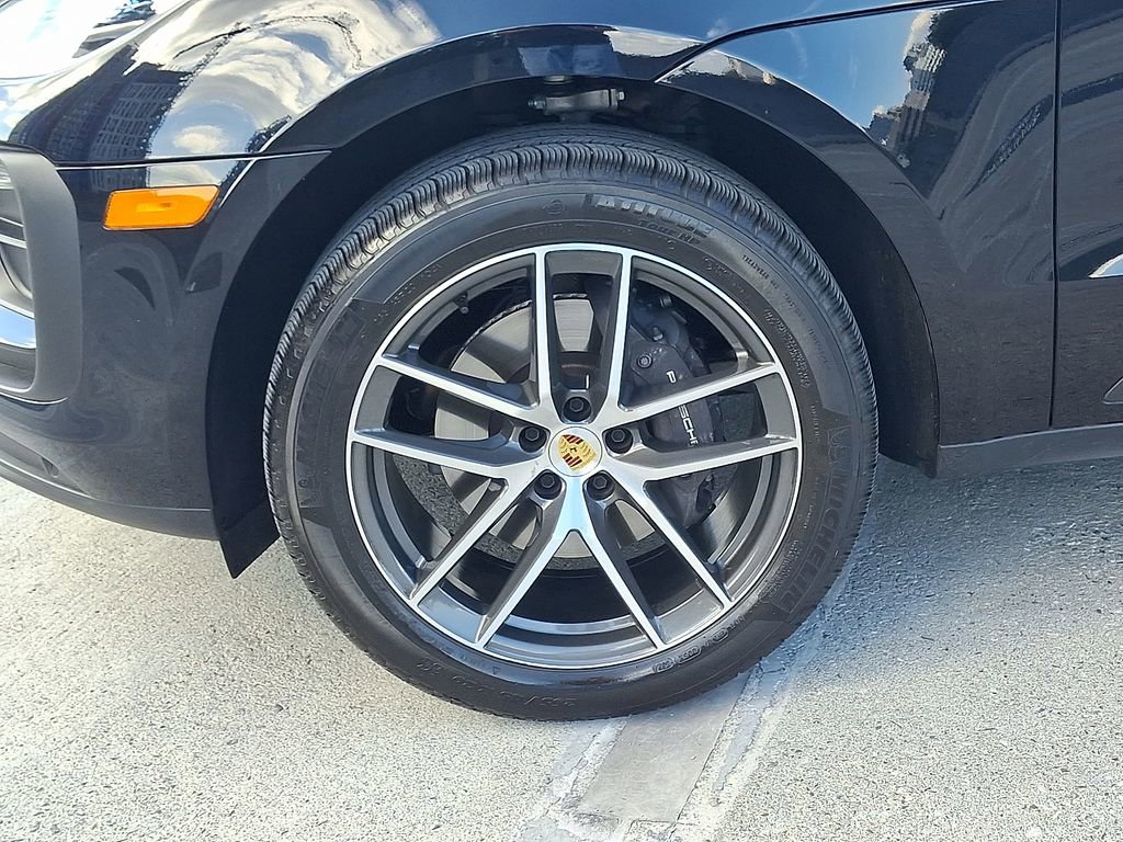 Certified 2025 Porsche Macan image 12
