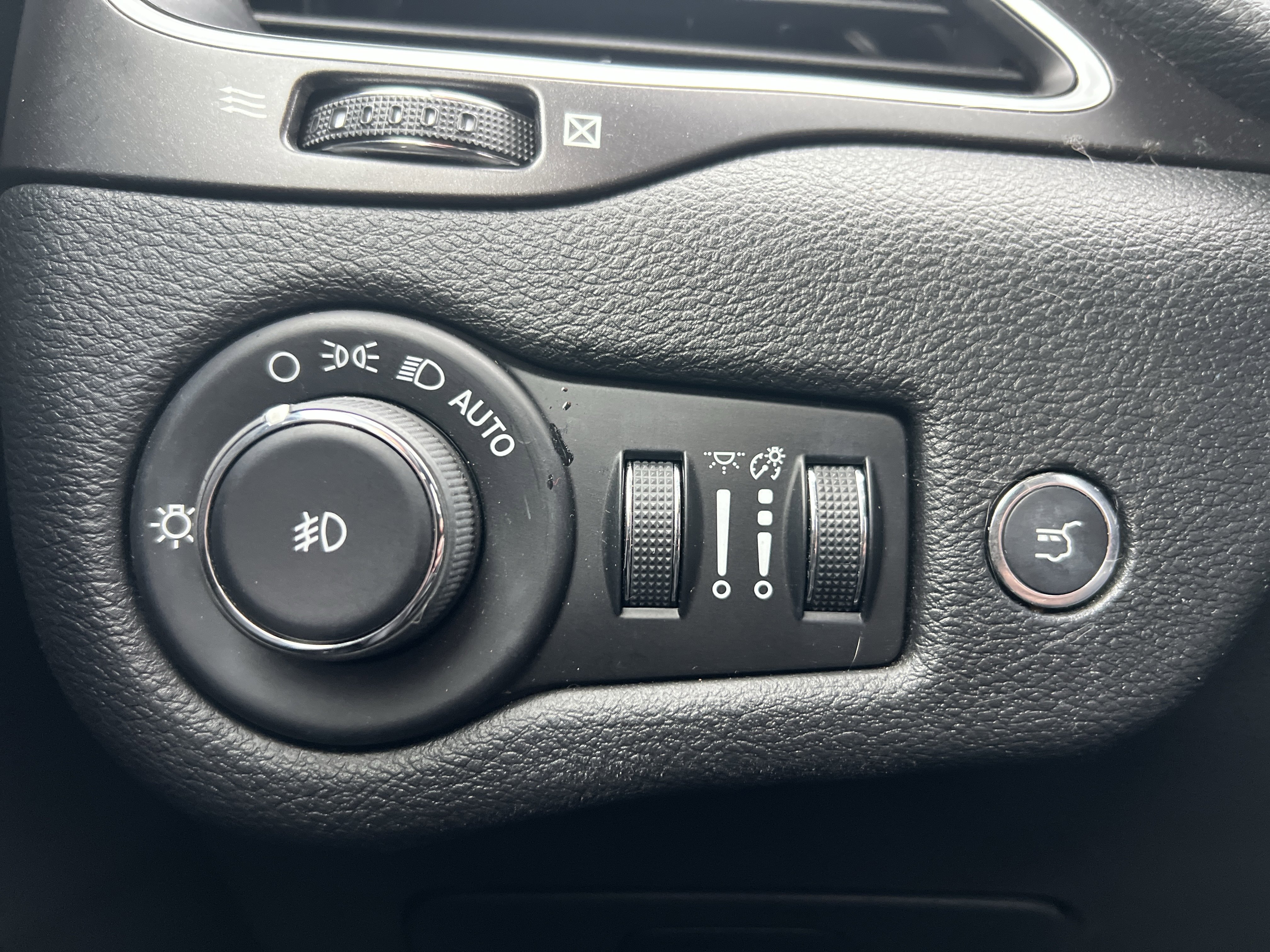 Used 2020 Jeep Cherokee Trailhawk w/ Comfort/Convenience Group image 29