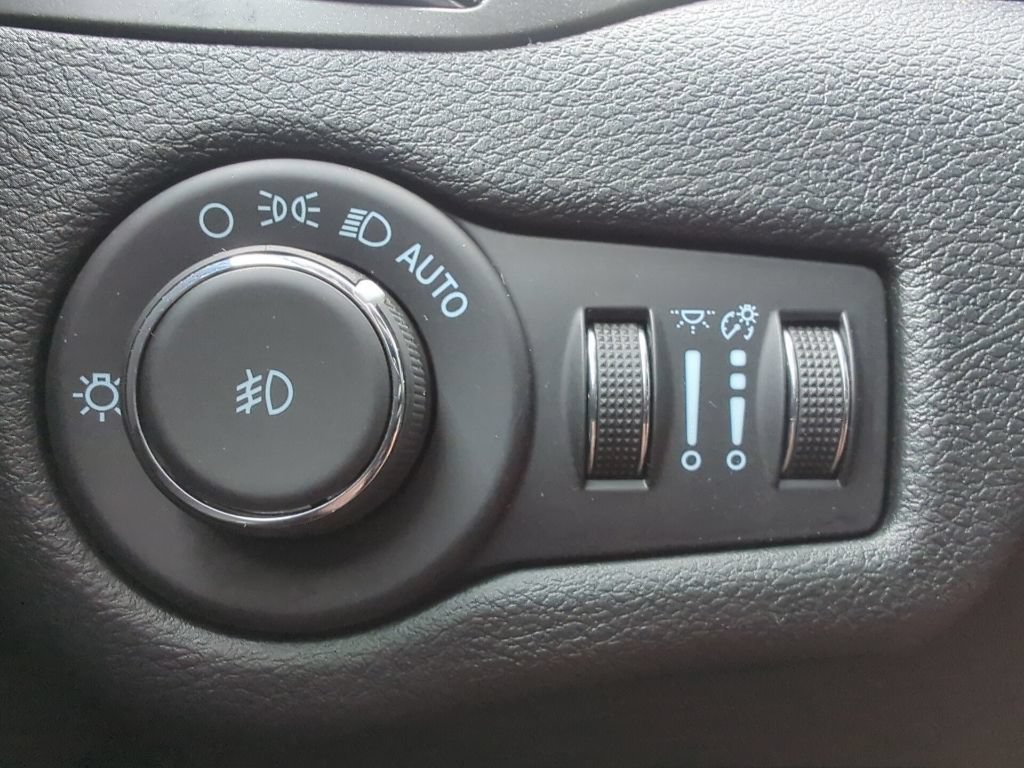 Used 2022 Jeep Cherokee Trailhawk AWD/4WD image 26