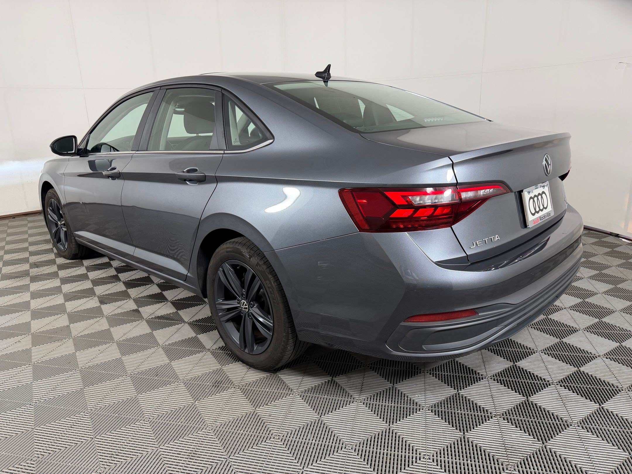 Used 2023 Volkswagen Jetta SE FWD image 3
