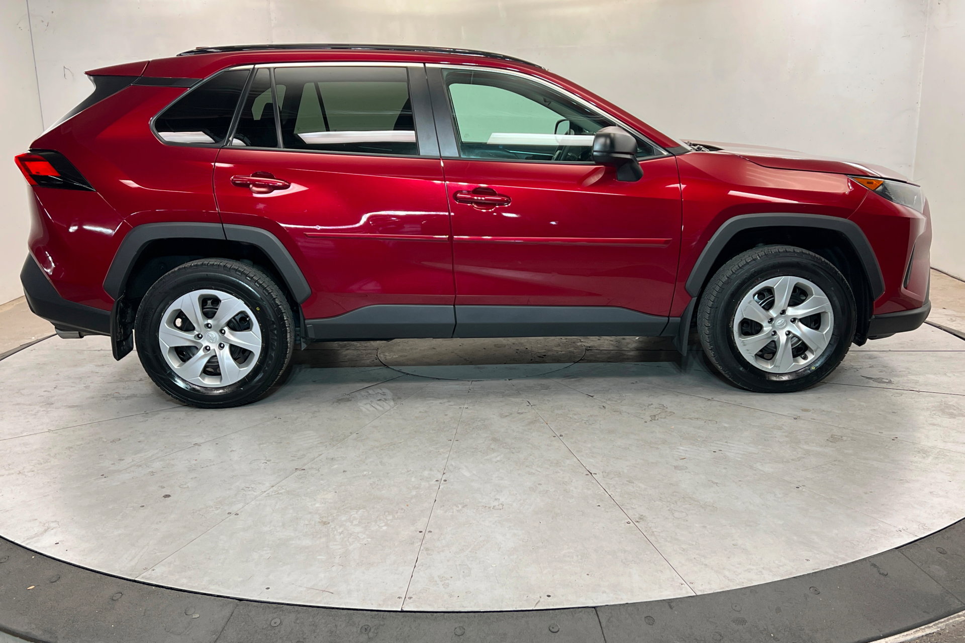 Used 2021 Toyota RAV4 LE image 6