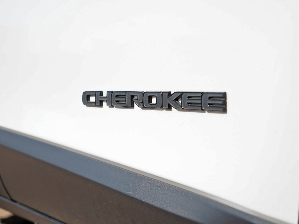 Used 2023 Jeep Cherokee Altitude Lux AWD/4WD image 8