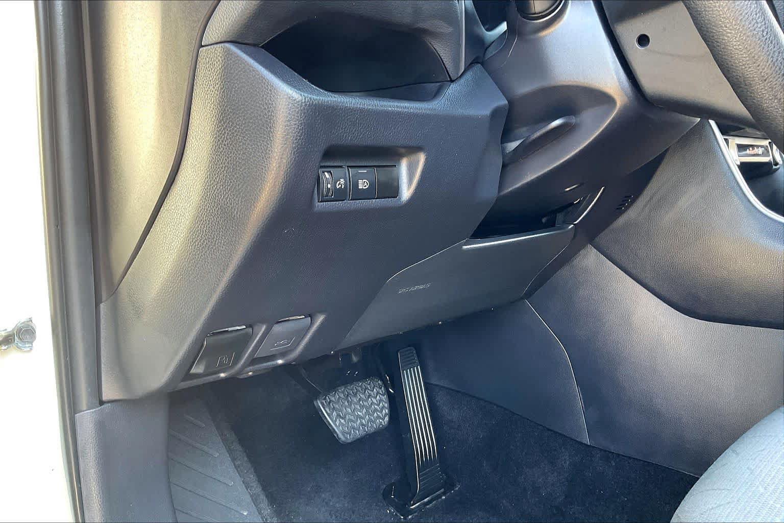 Used 2025 Toyota RAV4 XLE FWD image 35