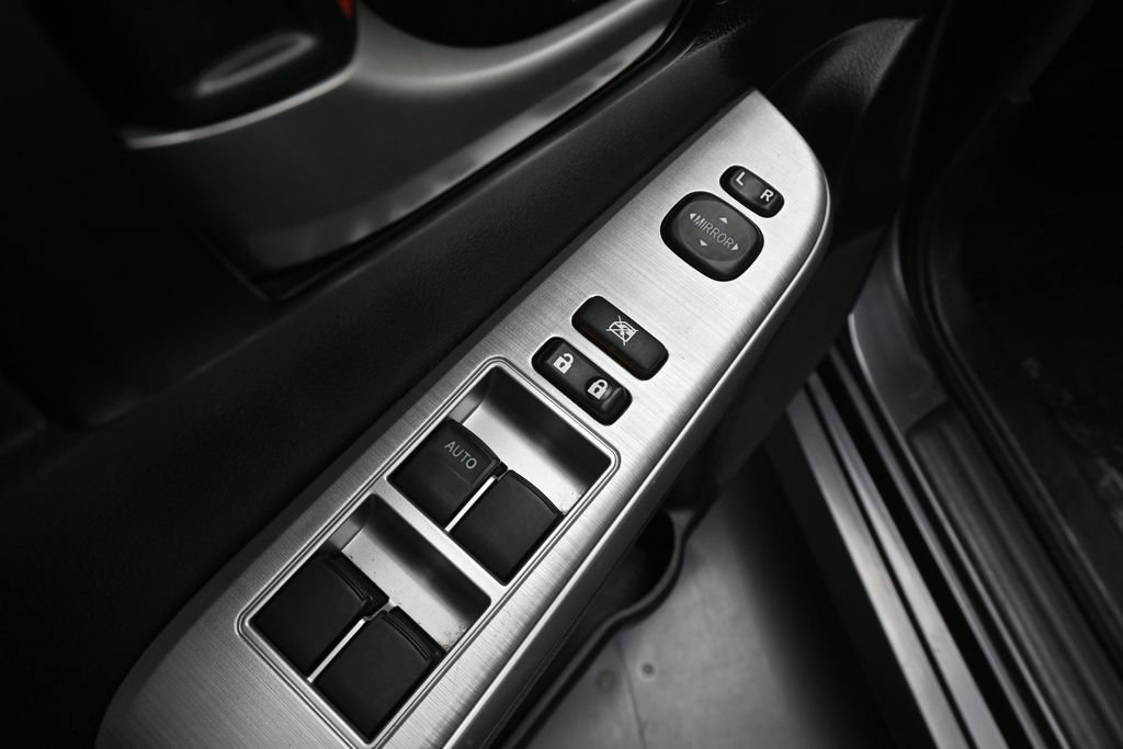Used 2014 Toyota Camry SE w/ Moonroof Package FWD image 19