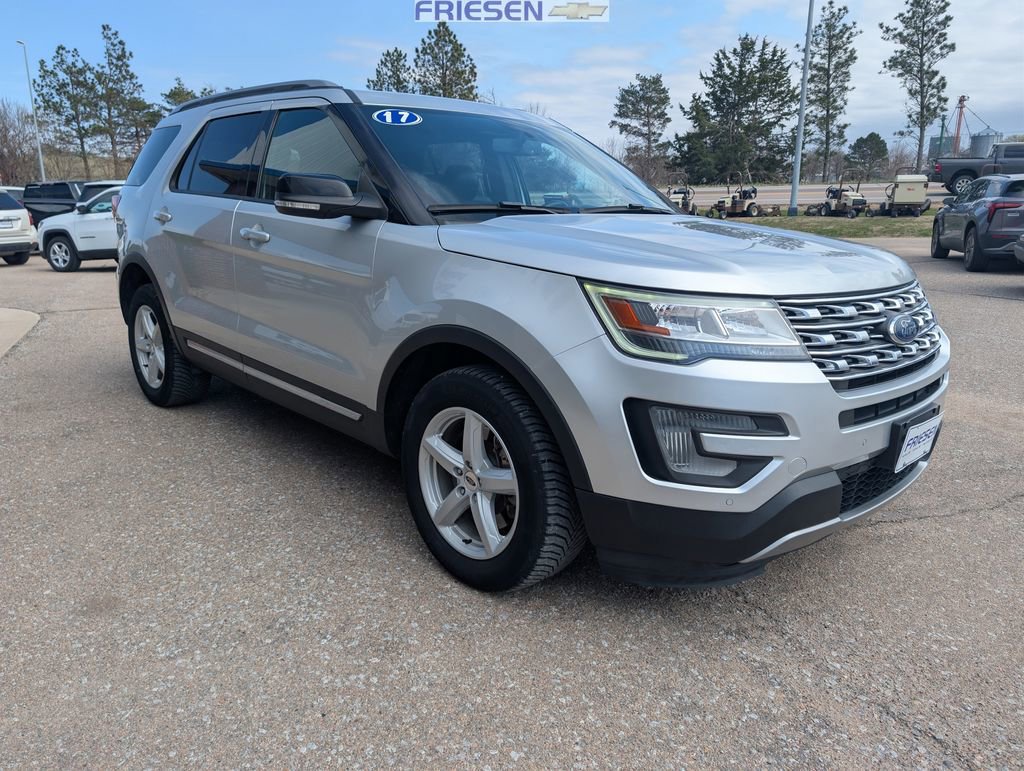 Used 2017 Ford Explorer XLT w/ Equipment Group 202A image 8