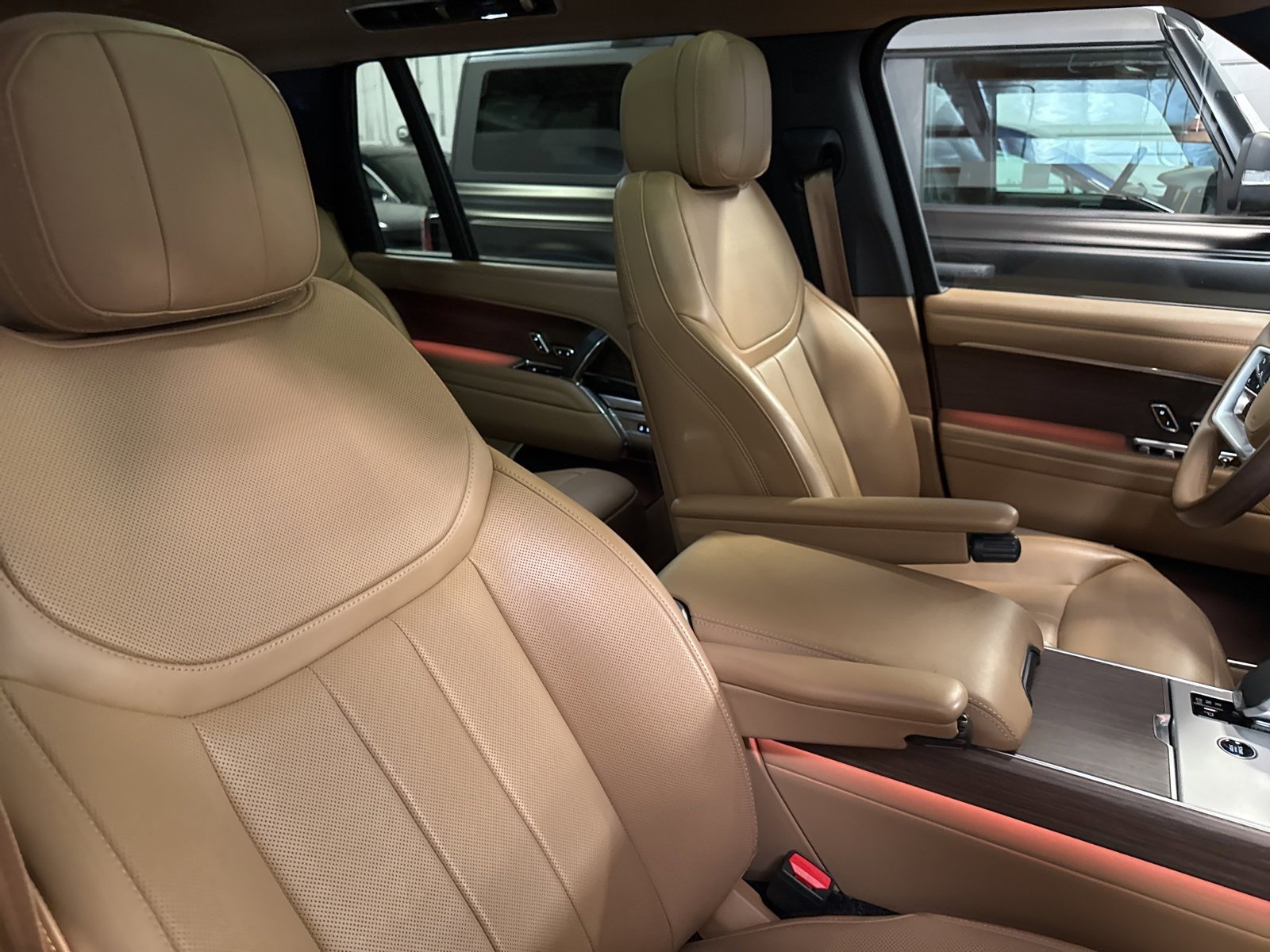 Used 2025 Land Rover Range Rover Long Wheelbase SE image 32