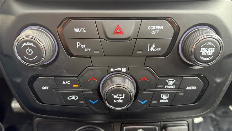 Used 2018 Jeep Renegade Latitude w/ UConnect 8.4 Nav Group AWD/4WD image 31