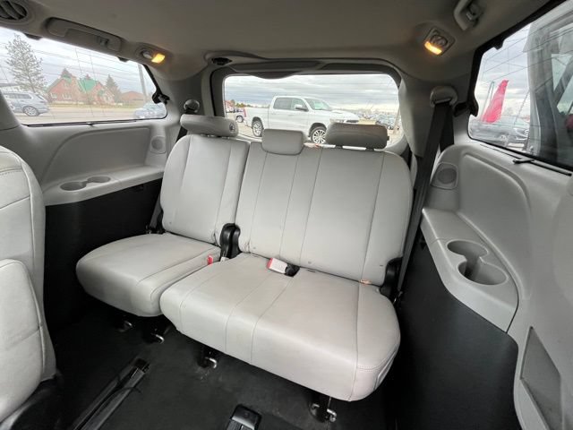 Used 2017 Toyota Sienna Limited FWD image 39