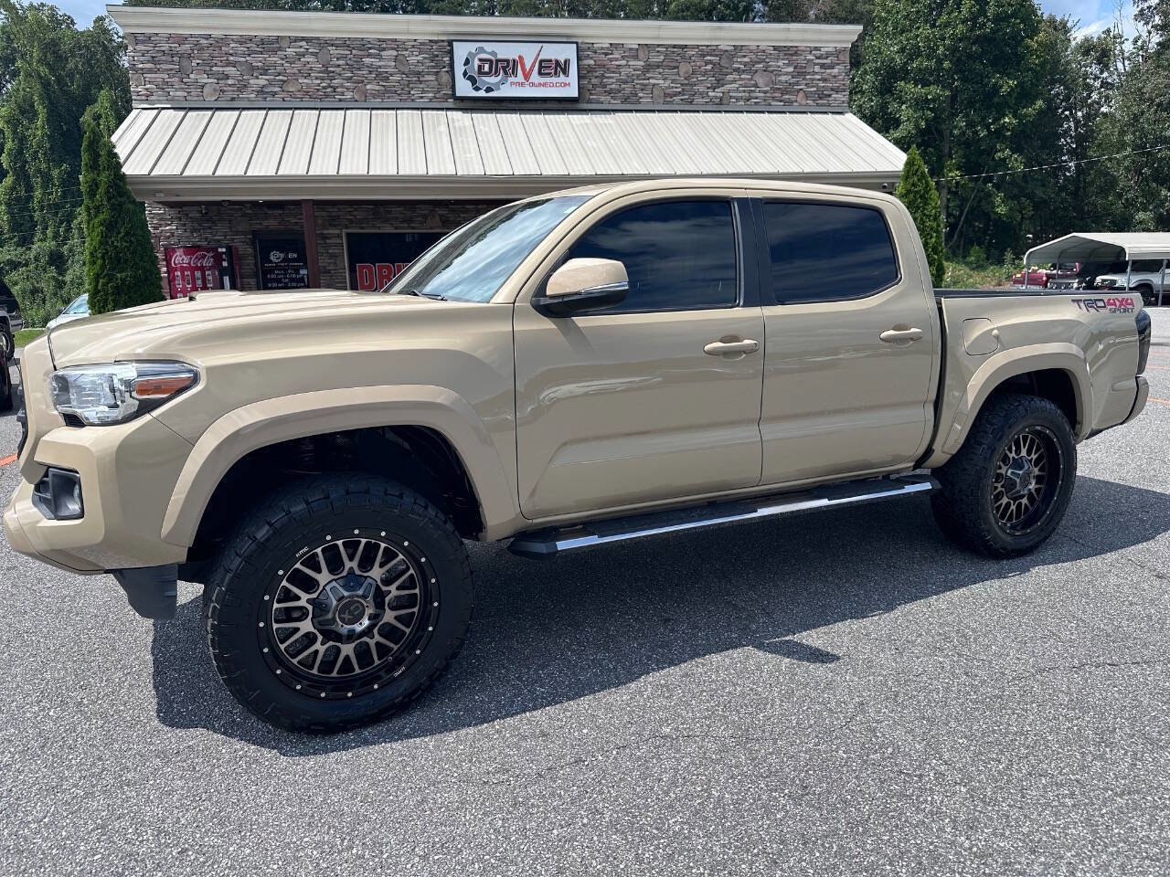 Used 2017 Toyota Tacoma TRD Sport image 1