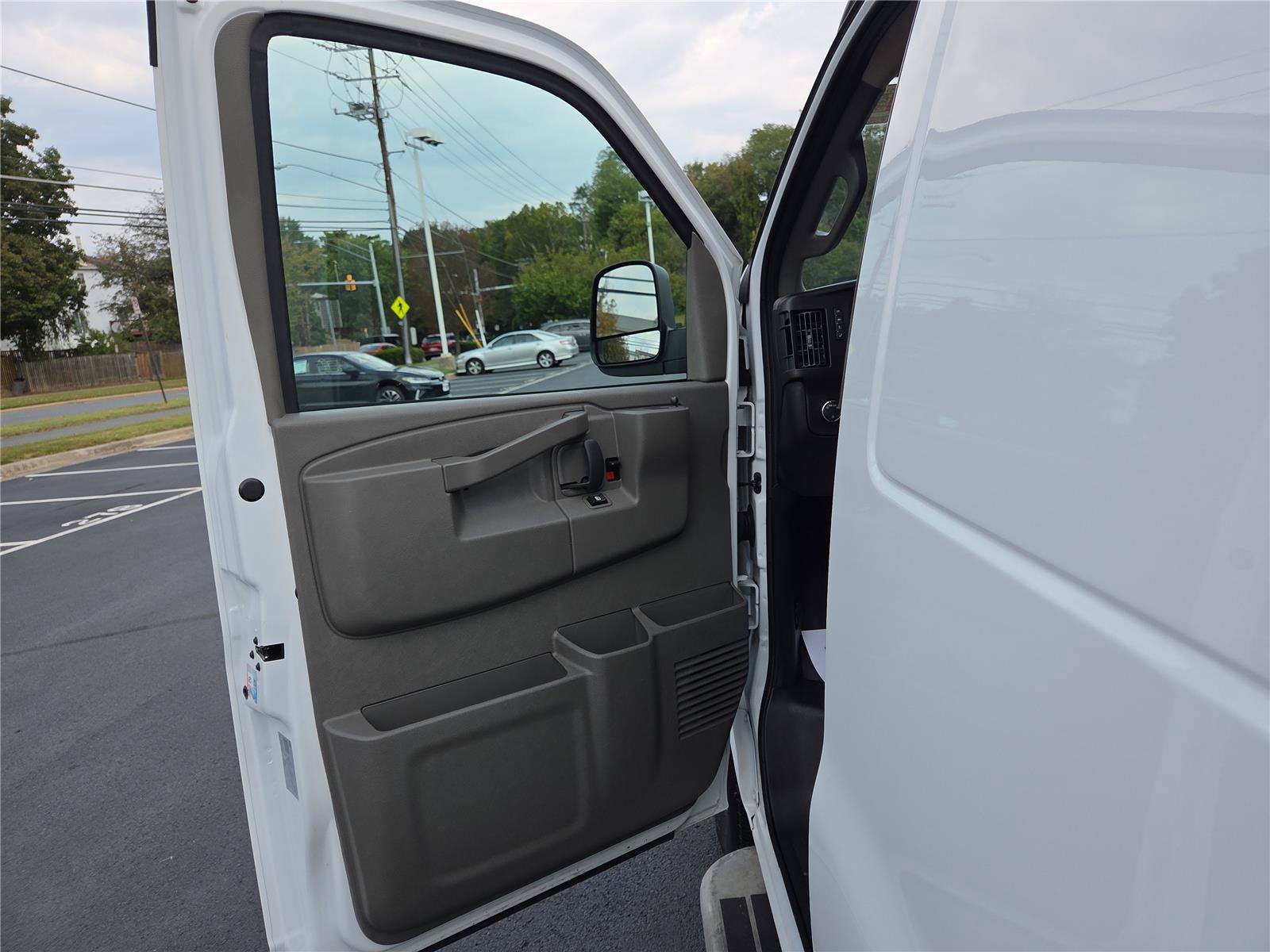 Used 2024 GMC Savana 2500 w/ Driver Convenience Package RWD image 9