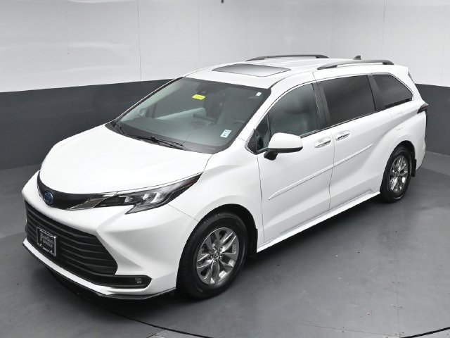 Used 2025 Toyota Sienna XLE w/ XLE Plus Package AWD/4WD image 46