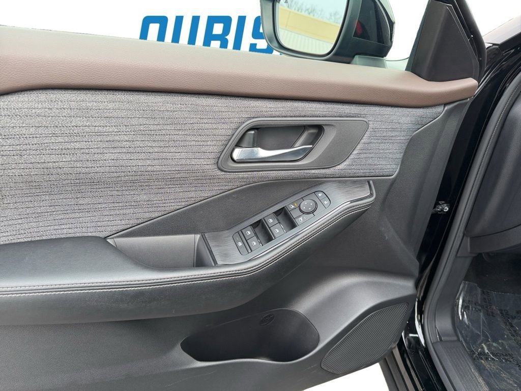 Used 2023 Nissan Rogue SV image 17