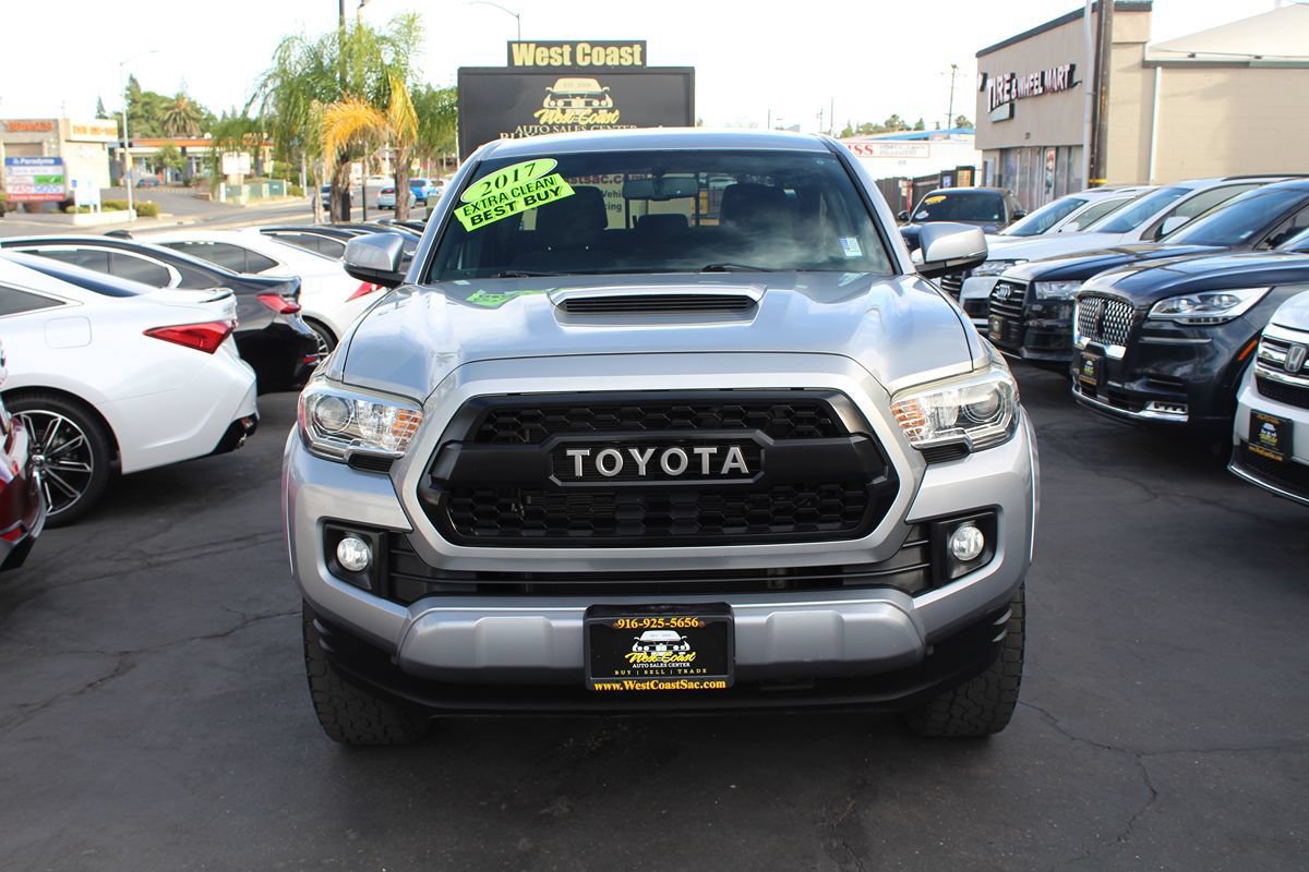 Used 2017 Toyota Tacoma TRD Sport w/ Tow Package RWD image 3