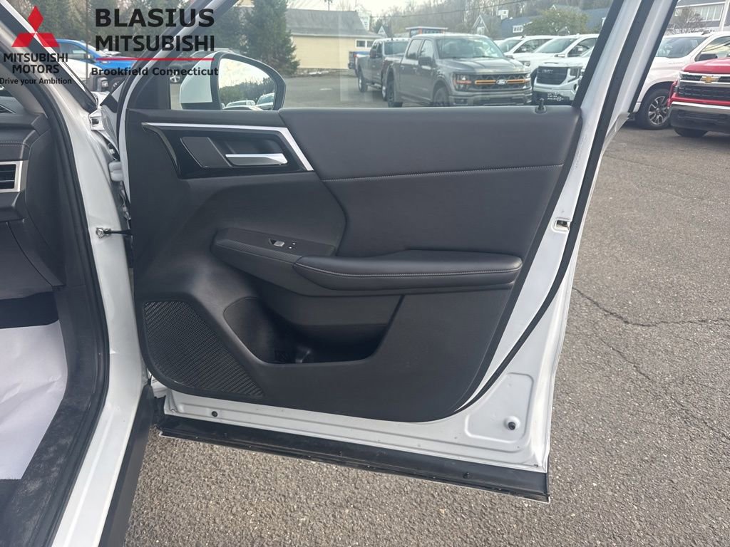 Used 2023 Mitsubishi Outlander 4WD Plug-In Hybrid image 26