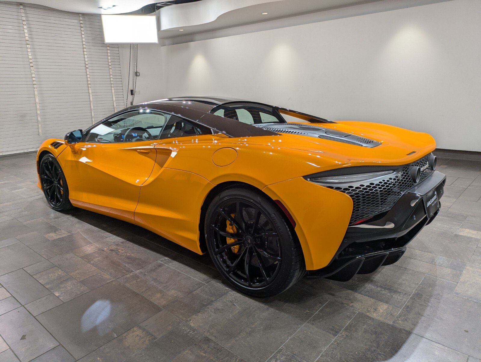 Used 2025 McLaren Artura RWD image 4