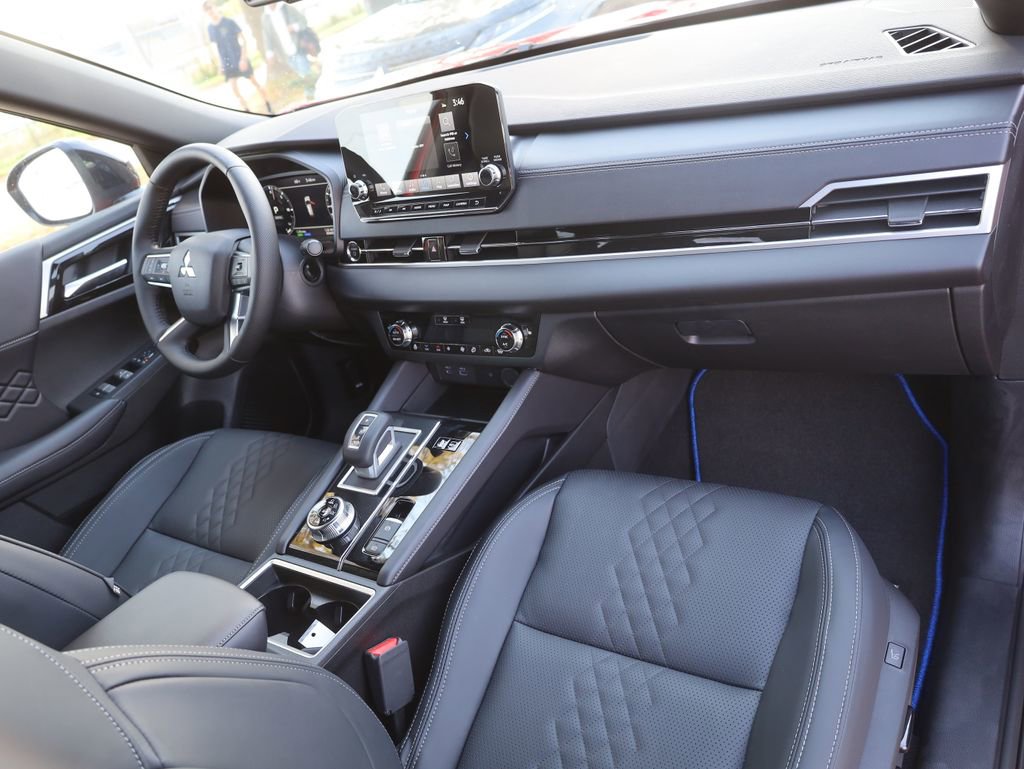 New 2025 Mitsubishi Outlander SEL Black Edition image 17