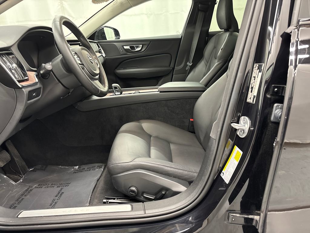 Used 2025 Volvo V60 B5 Cross Country Plus image 9